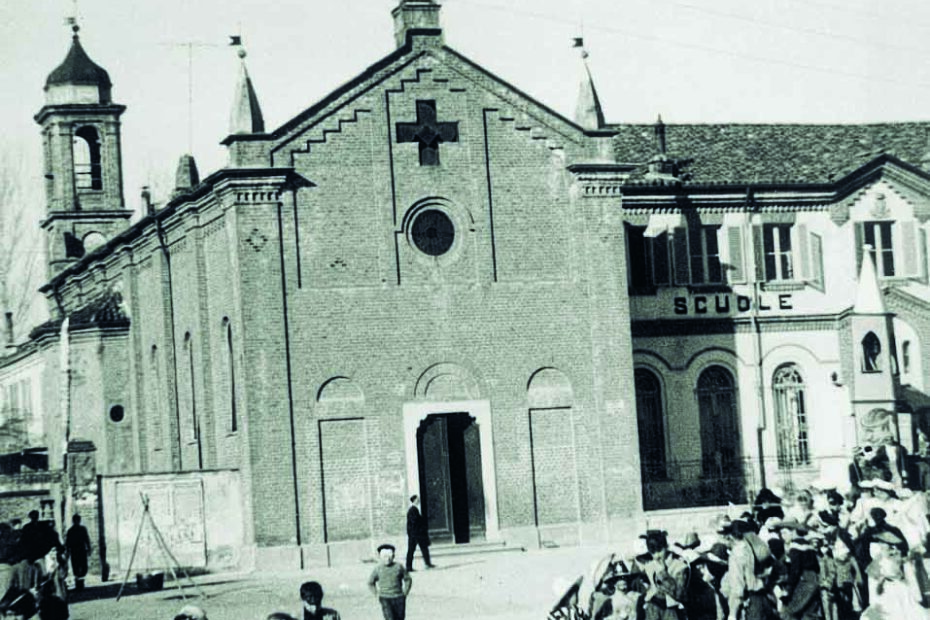 La Chiesa di Mussotto, dietro c'era la sede storica del Circolo